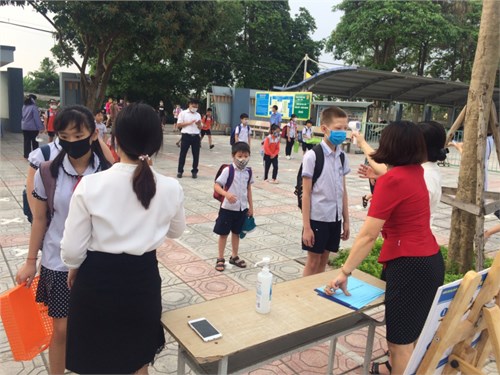 Trường tiểu học Yên Viên ngày đầu tiên đón trẻ đi học trở lại.